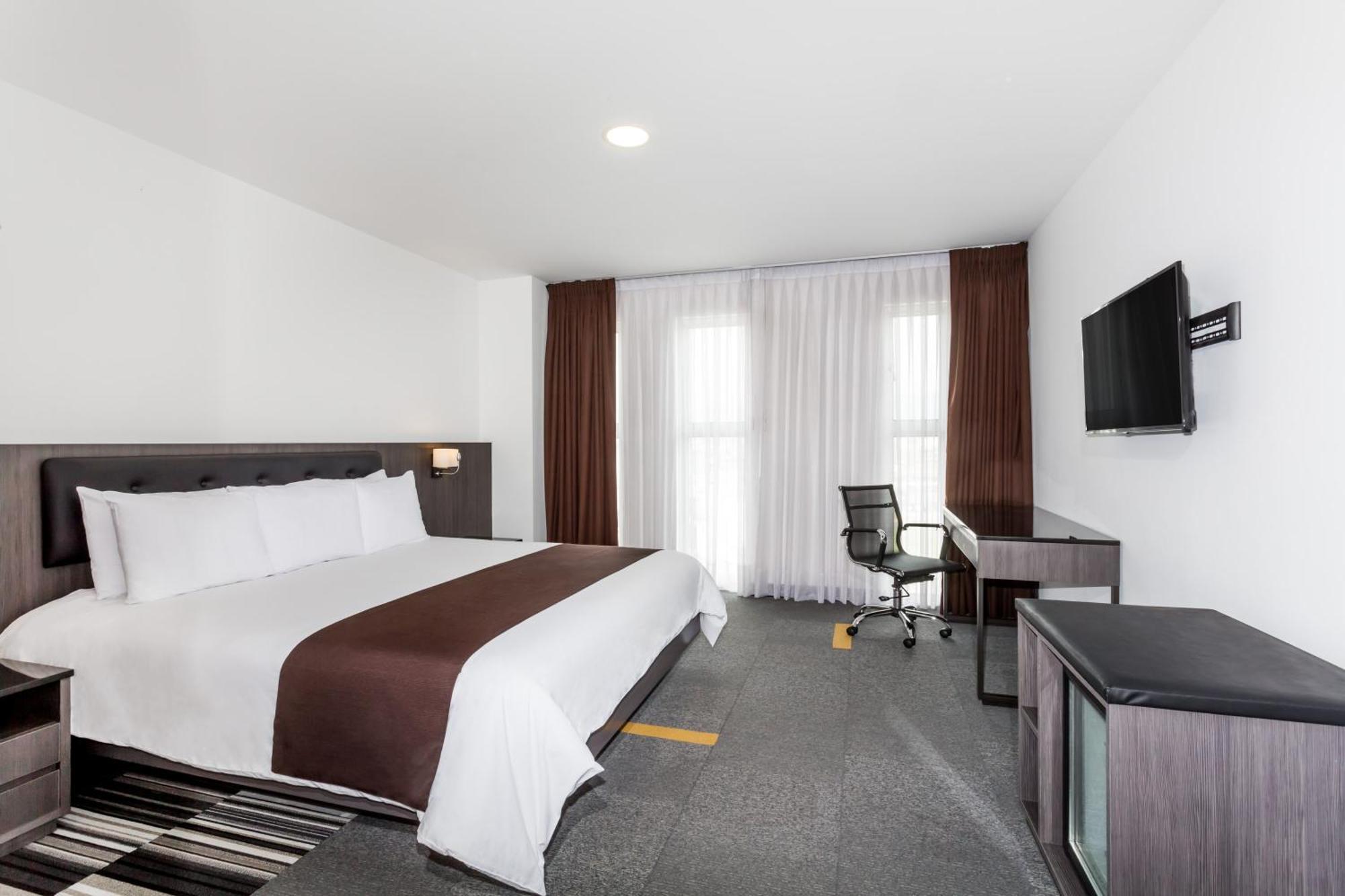 Hotel Costa Del Sol Wyndham Airport 4*